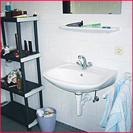 funktionell eingerichtet, Waschbecken, Badewanne/Brause mit  hellen Fliesen