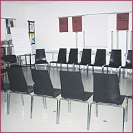großer Raum mit Tischen und Sesseln für bis zu 20 Personen für interne Besprechungen und Veranstaltugnen